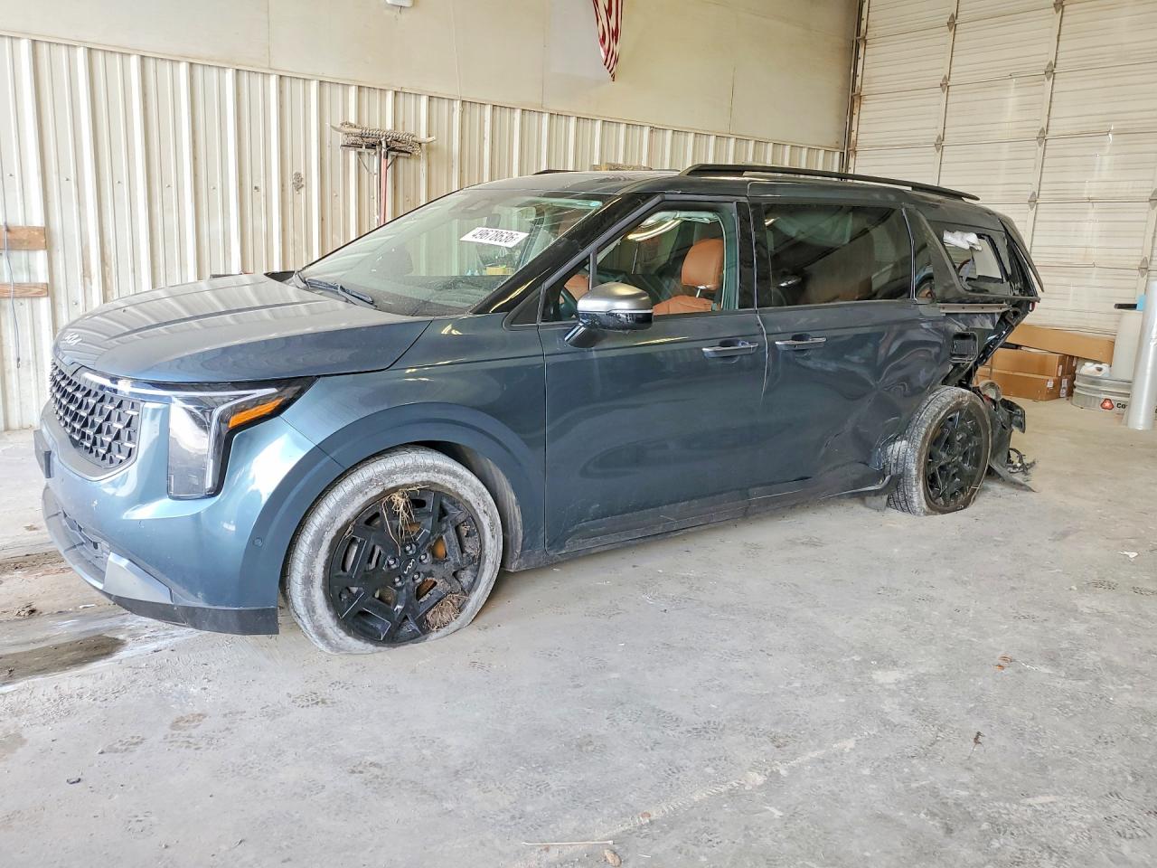 Salvage Kia Carnival Image