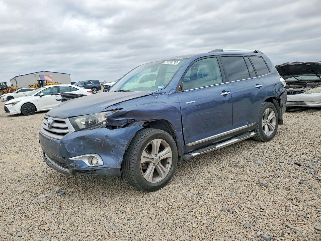 Salvage Toyota Highlander Image