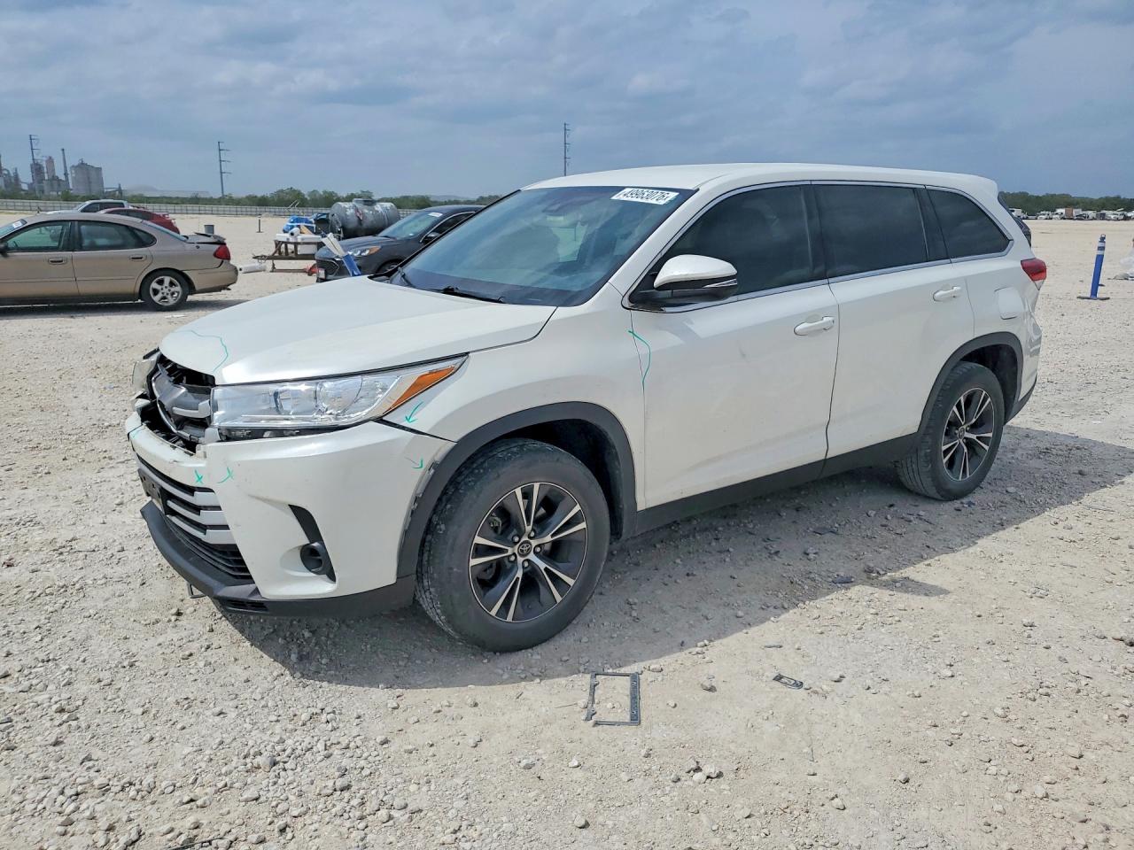 Salvage Toyota Highlander Image