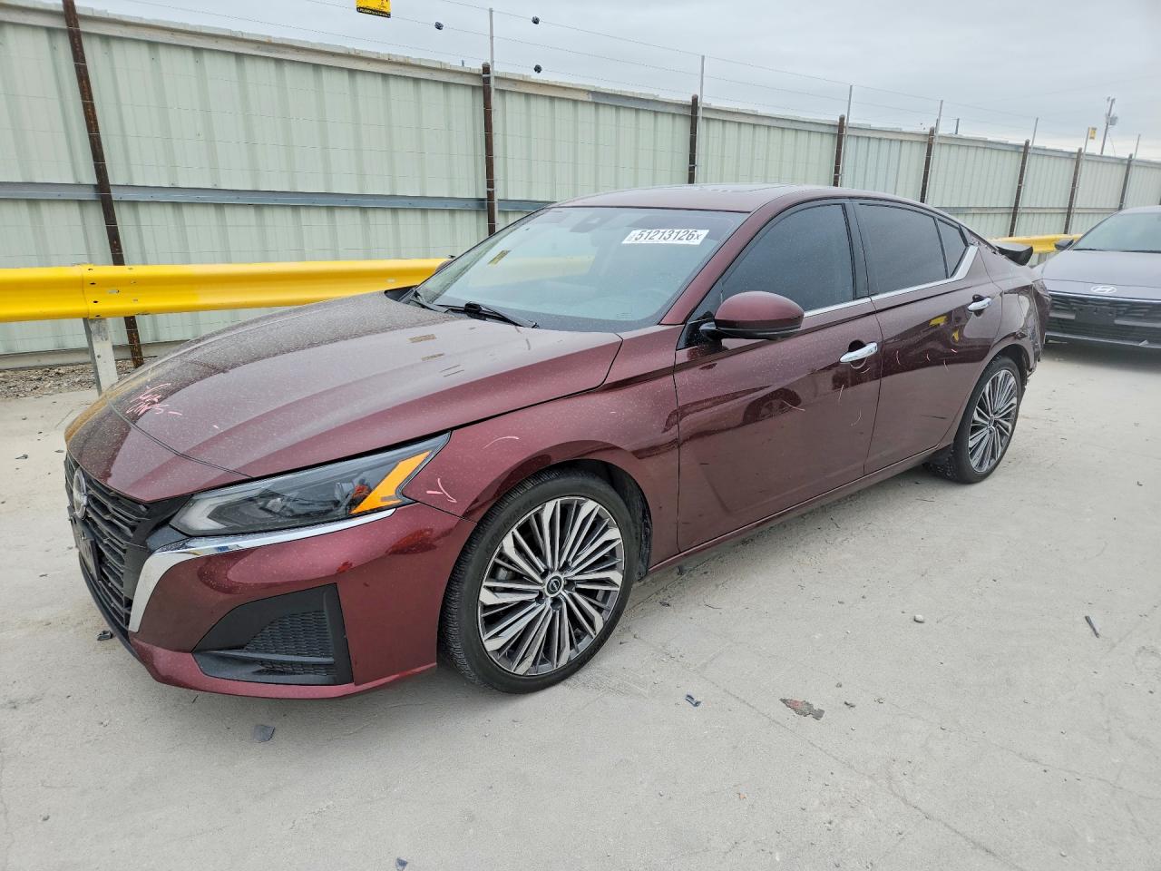 Salvage Nissan Altima Image