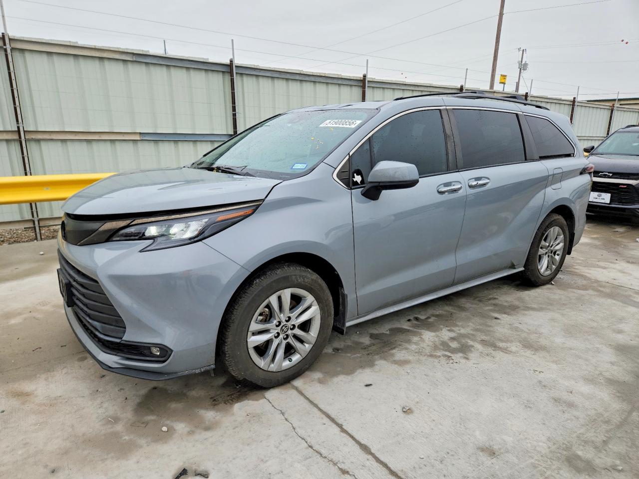 Salvage Toyota Sienna Image