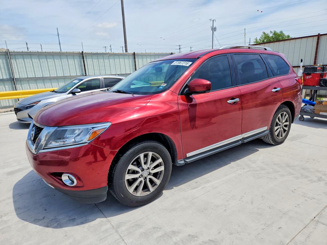 Salvage Nissan Pathfinder Image