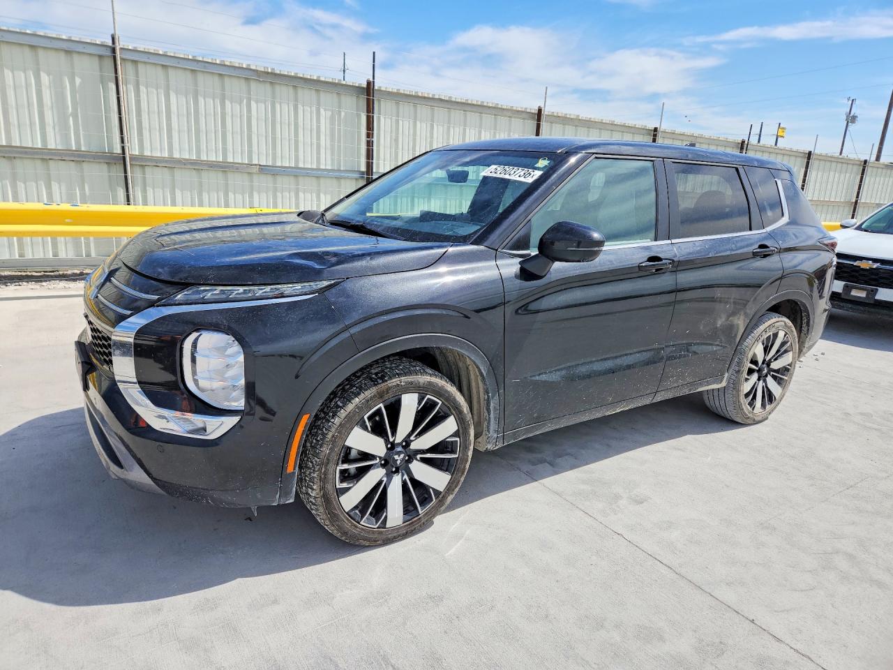 Salvage Mitsubishi Outlander Image