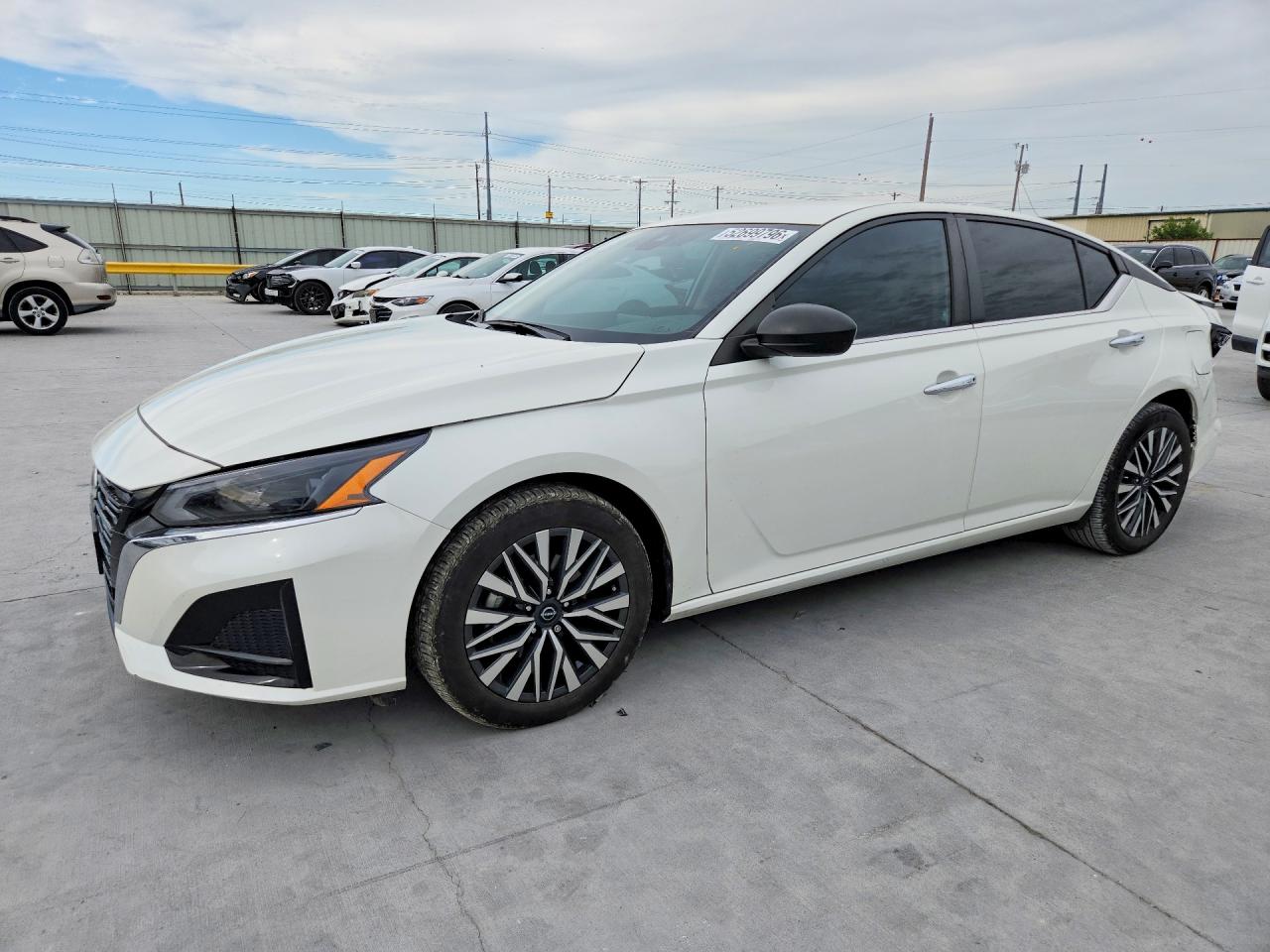 Salvage Nissan Altima Image