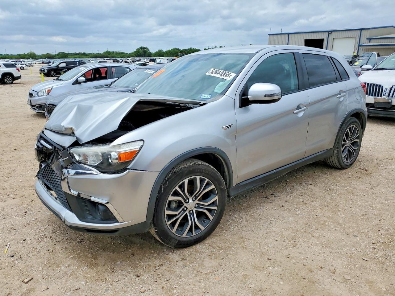 Salvage Mitsubishi Outlander Image
