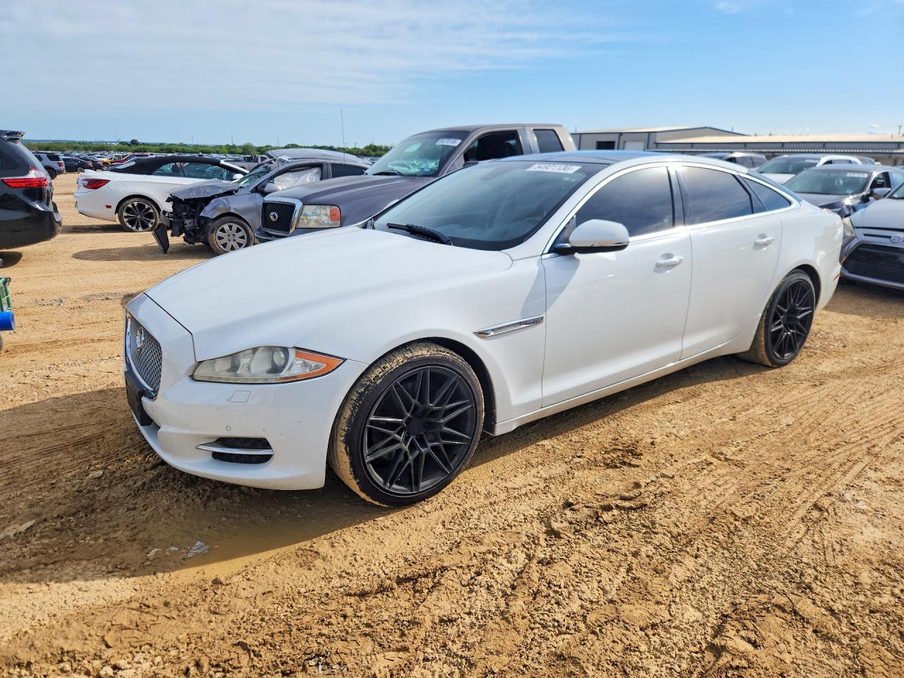 Salvage Jaguar XJ Image