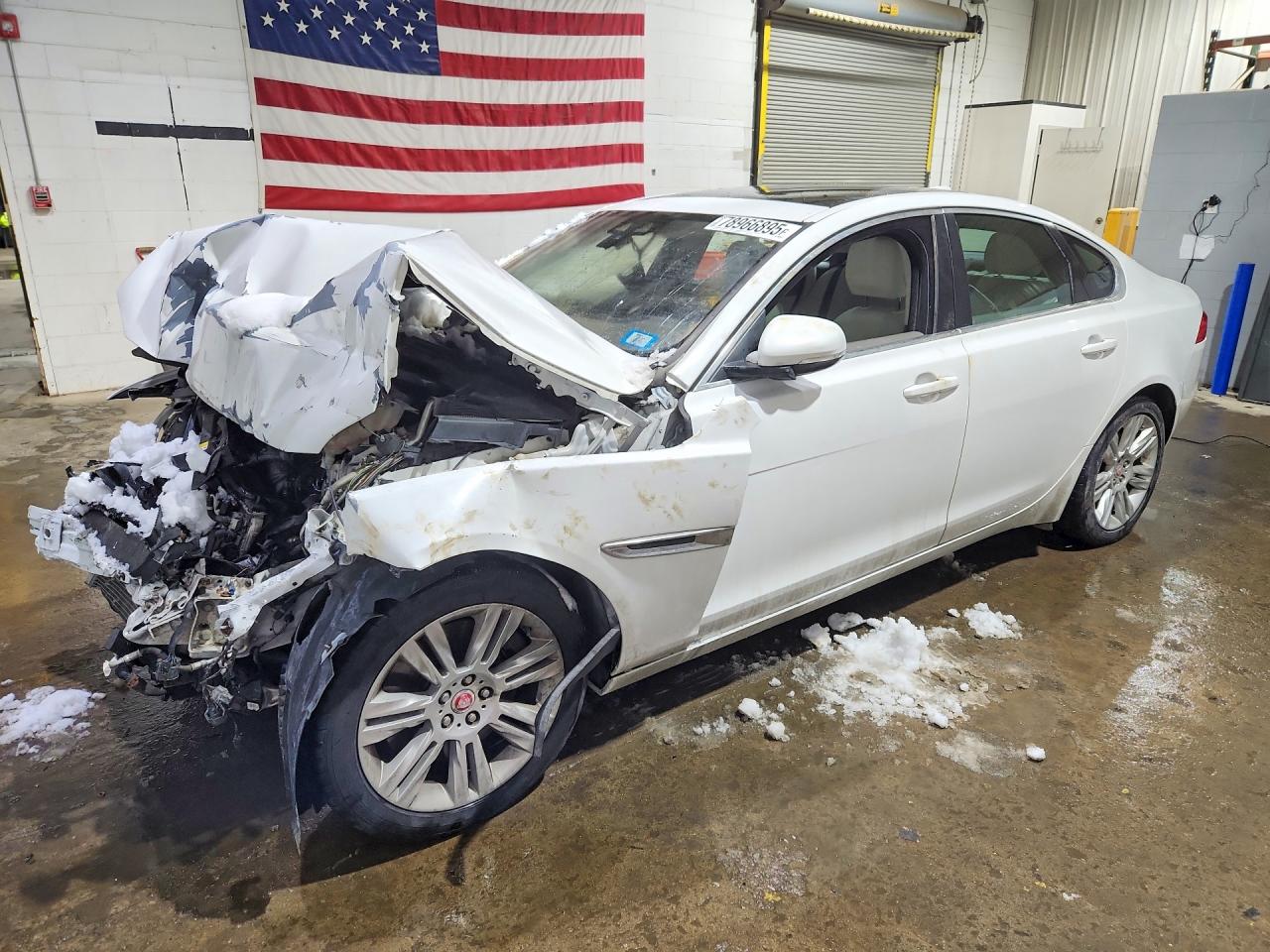 Salvage Jaguar XF Image