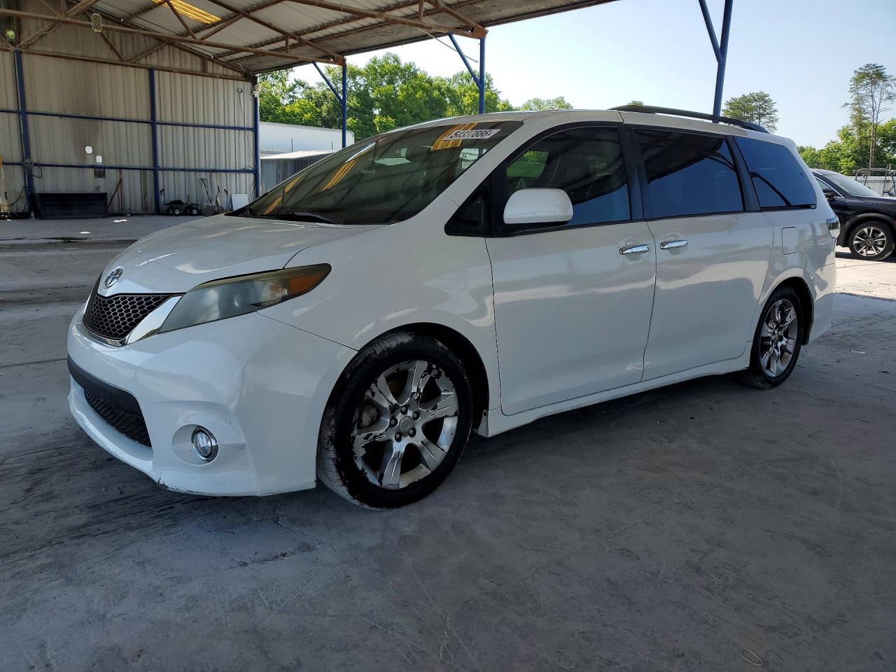 Salvage Toyota Sienna Image