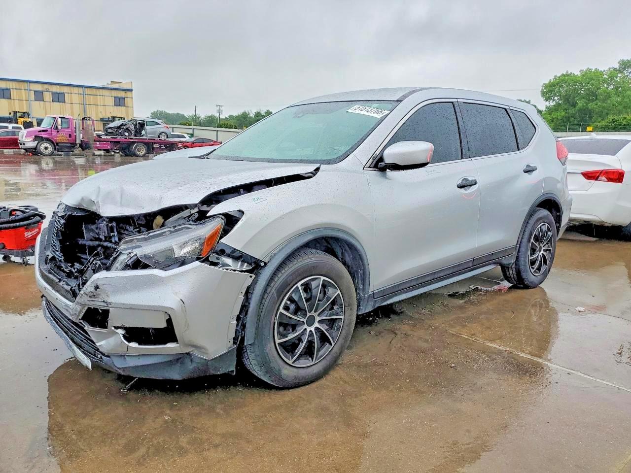 Salvage Nissan Rogue Image