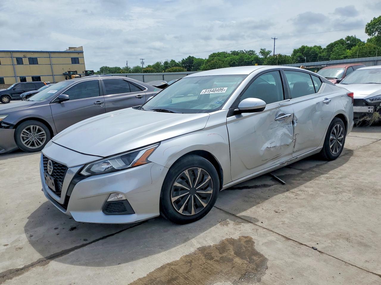Salvage Nissan Altima Image