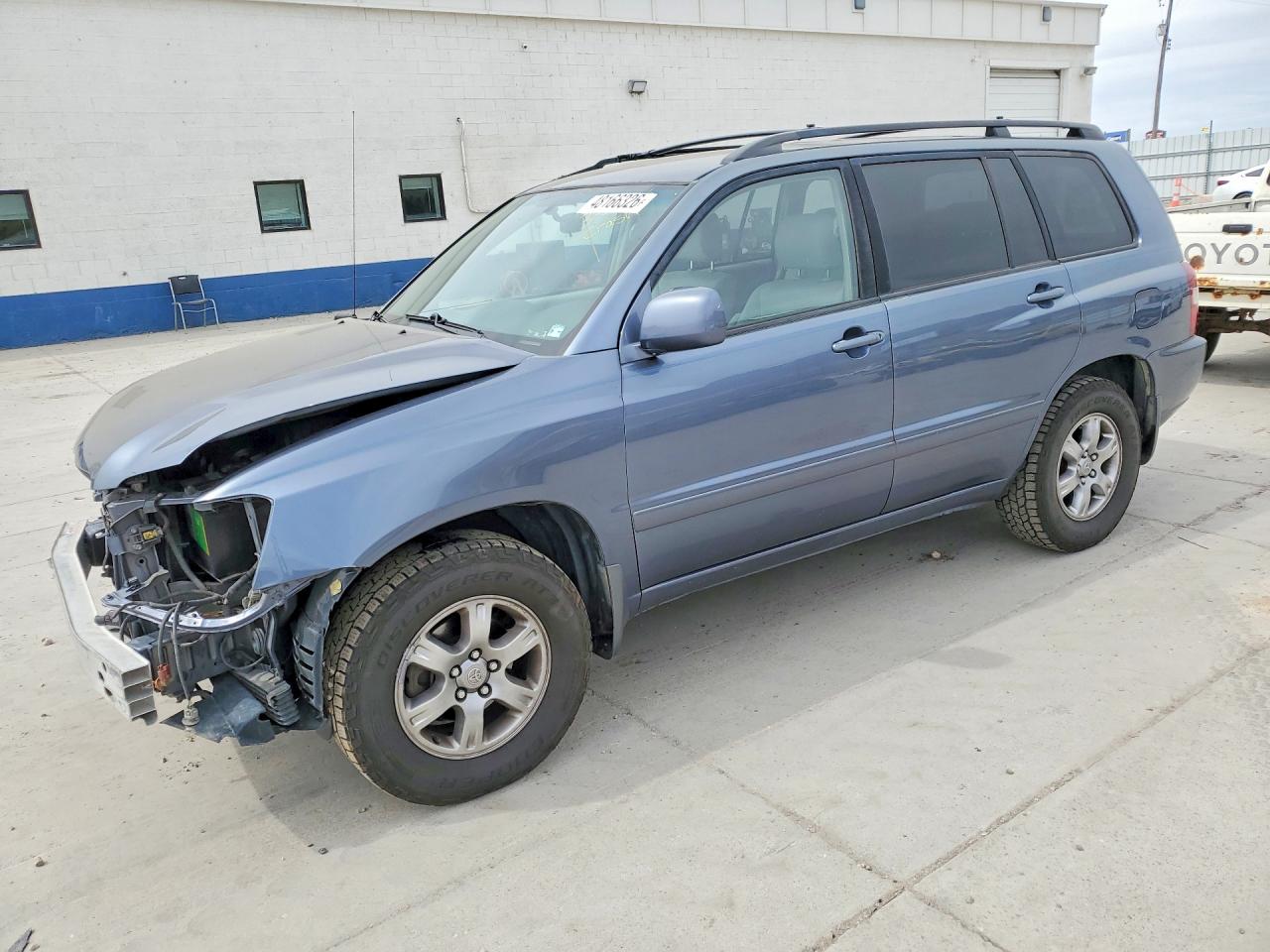 Salvage Toyota Highlander Image
