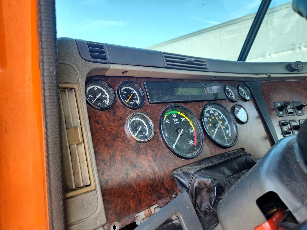 Freightliner Conventional St120