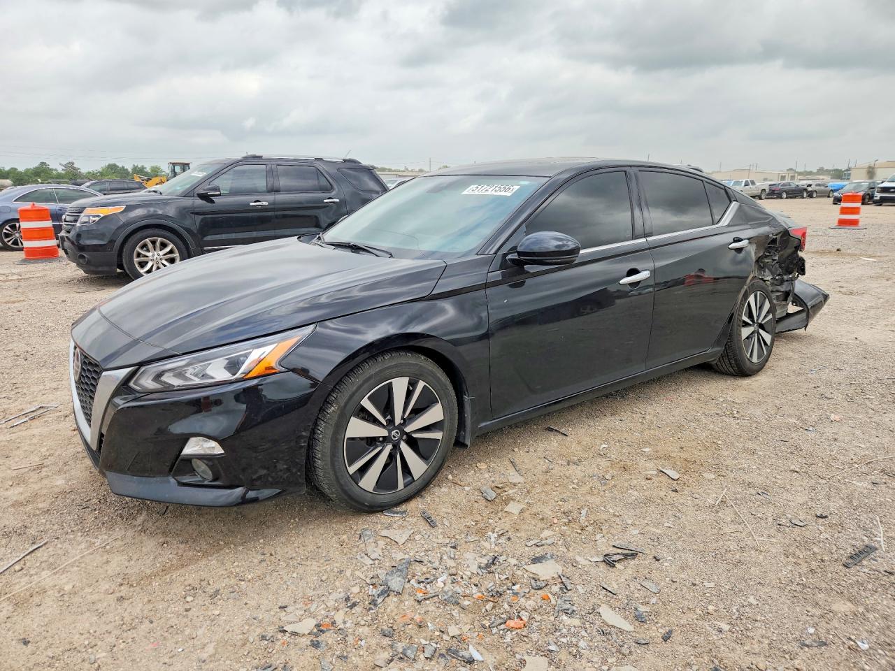 Salvage Nissan Altima Image
