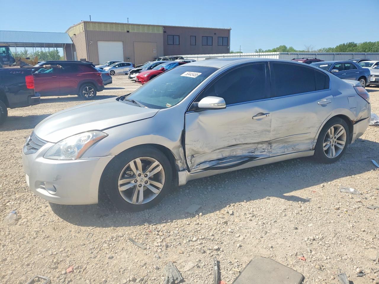 Salvage Nissan Altima Image