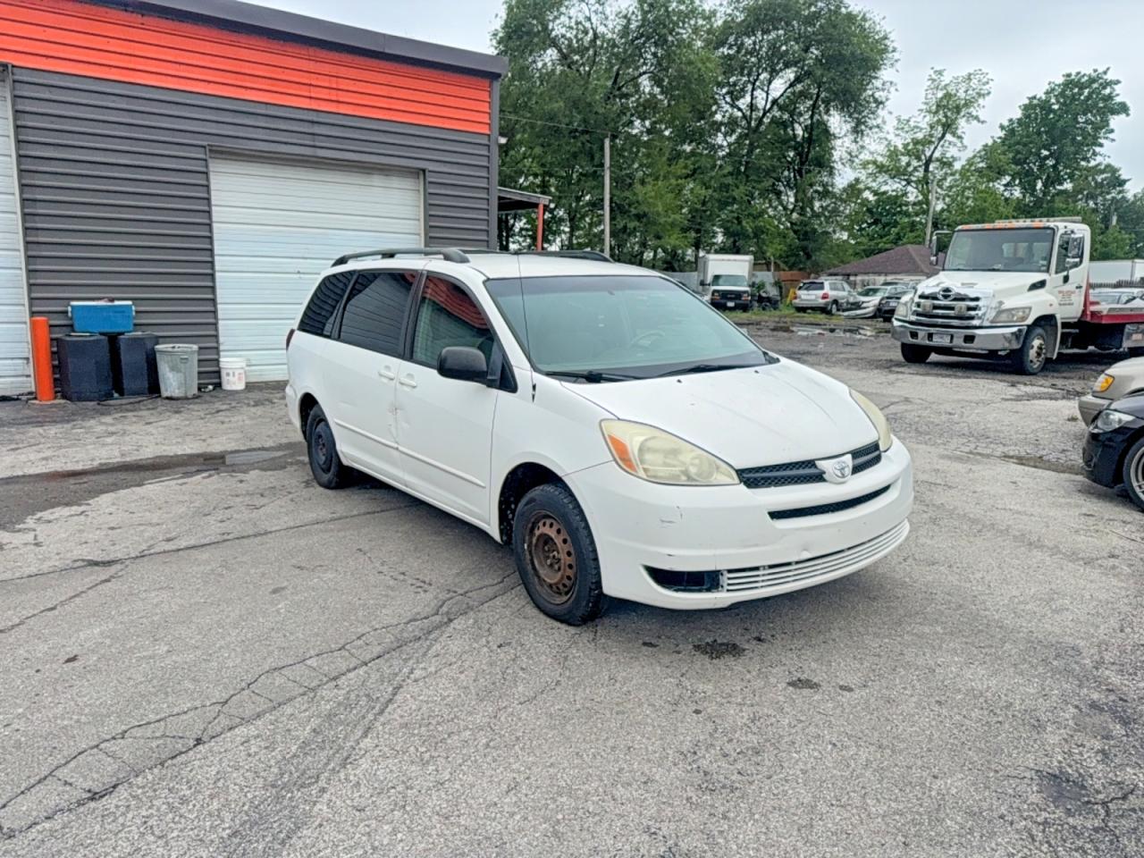 Salvage Toyota Sienna Image