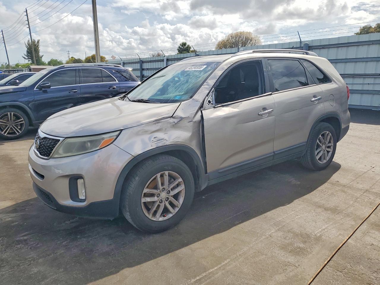 Salvage Kia Sorento Image