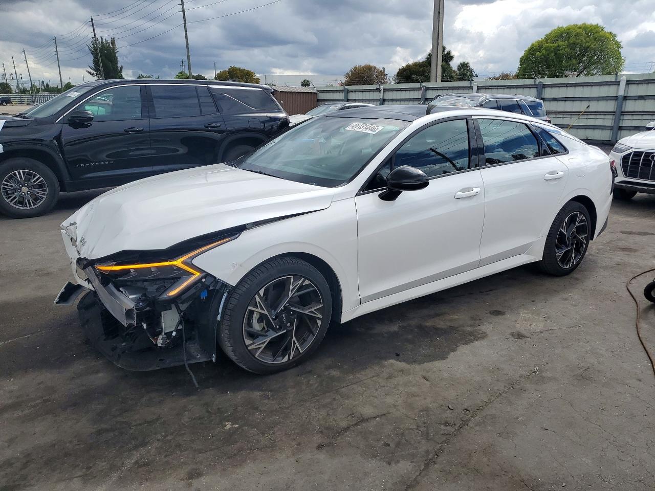 Salvage Kia K5 Image