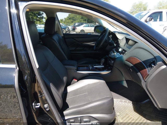 INFINITI Q70 3.7