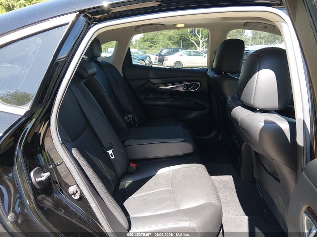 INFINITI Q70 3.7