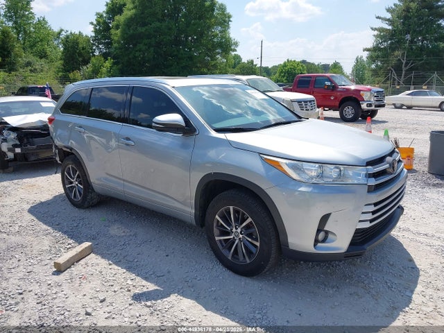 Salvage Toyota Highlander Image