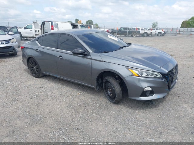 Salvage Nissan Altima Image