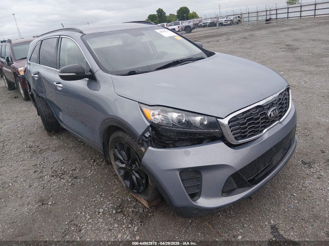 Salvage Kia Sorento Image