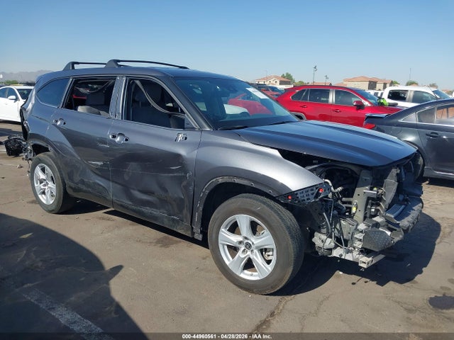 Salvage Toyota Highlander Image