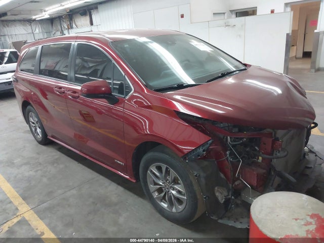 Salvage Toyota Sienna Image