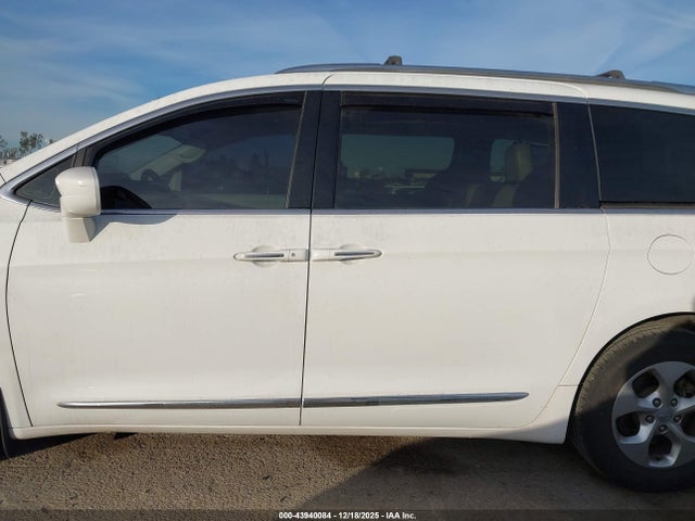 Chrysler Pacifica Touring-l Plus