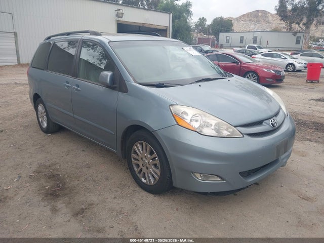 Salvage Toyota Sienna Image