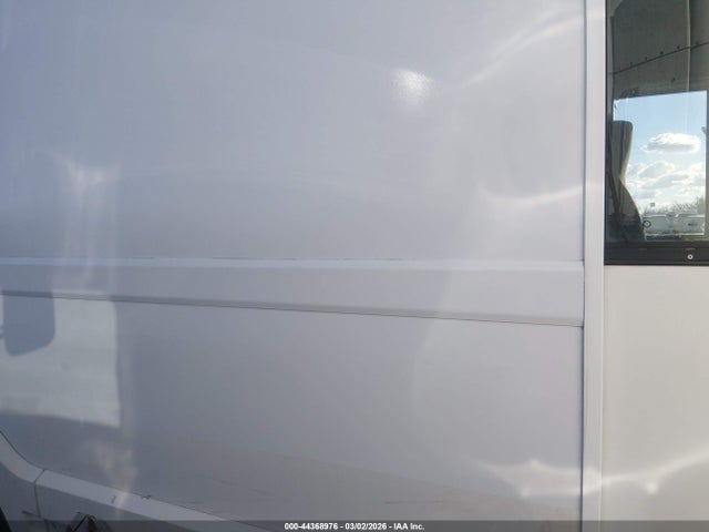 Isuzu Commercial Van
