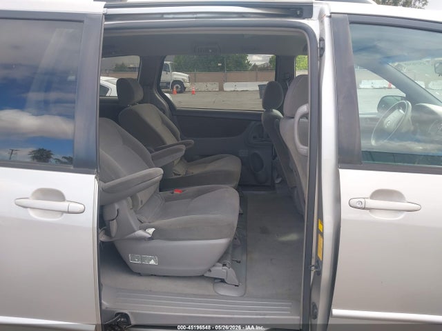 Toyota Sienna Le