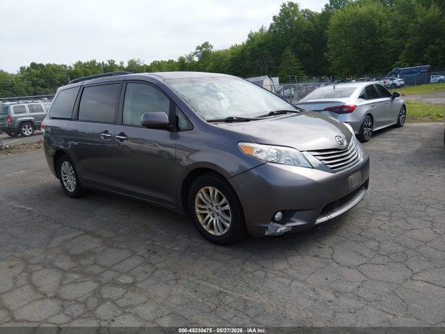 Salvage Toyota Sienna Image