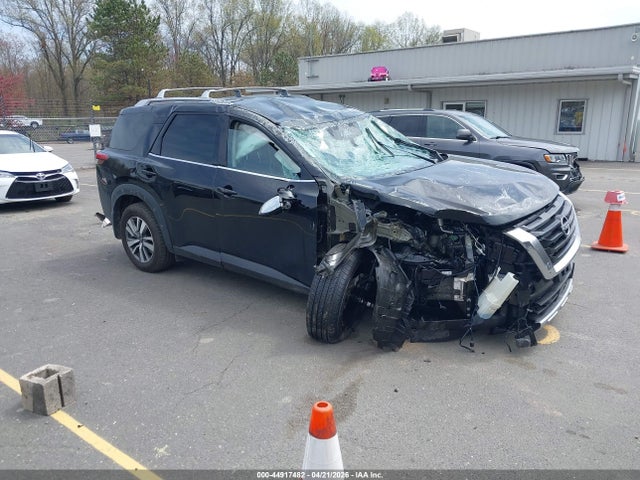 Salvage Nissan Pathfinder Image