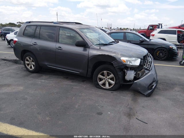 Salvage Toyota Highlander Image