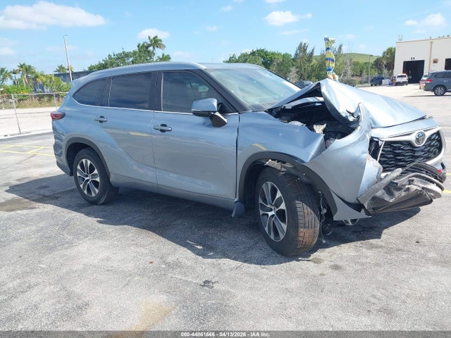 Salvage Toyota Highlander Image