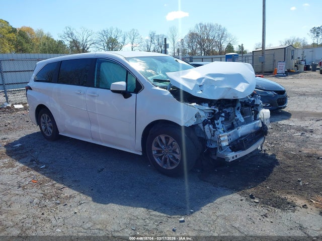 Salvage Toyota Sienna Image