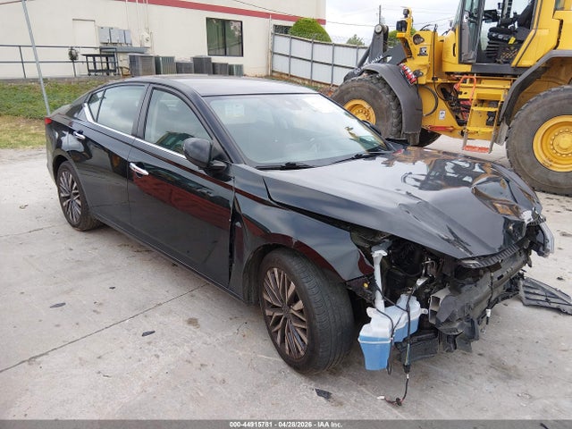 Salvage Nissan Altima Image