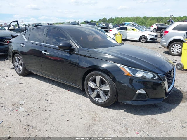 Salvage Nissan Altima Image