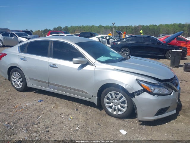 Salvage Nissan Altima Image