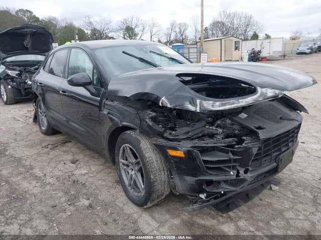 Salvage Porsche Macan Image
