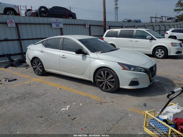 Salvage Nissan Altima Image