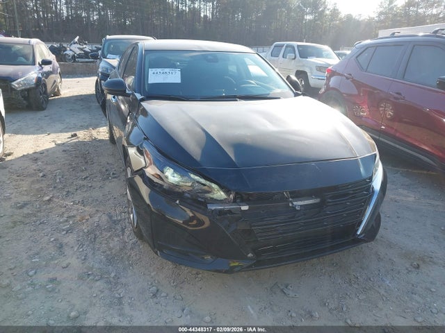 Salvage Nissan Altima Image