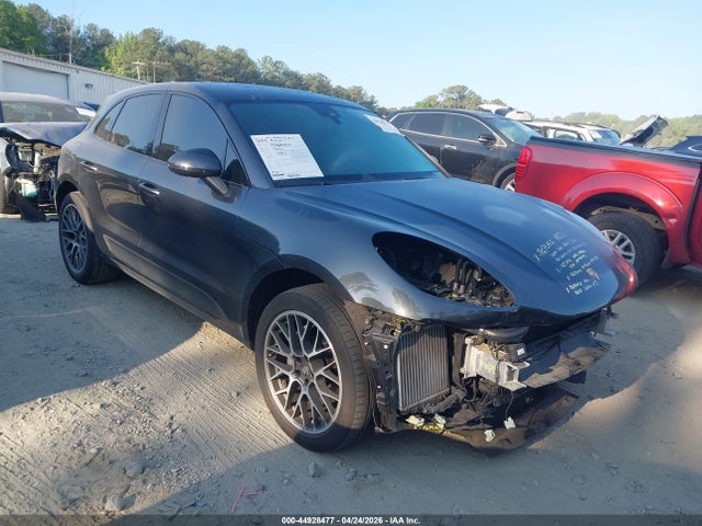 Salvage Porsche Macan Image