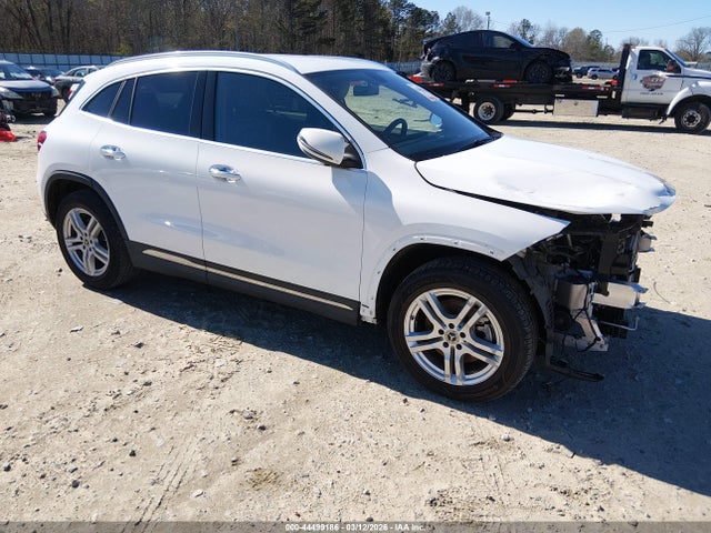 Salvage Mercedes-Benz GLA Image