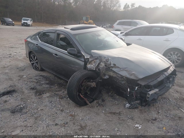 Salvage Nissan Altima Image