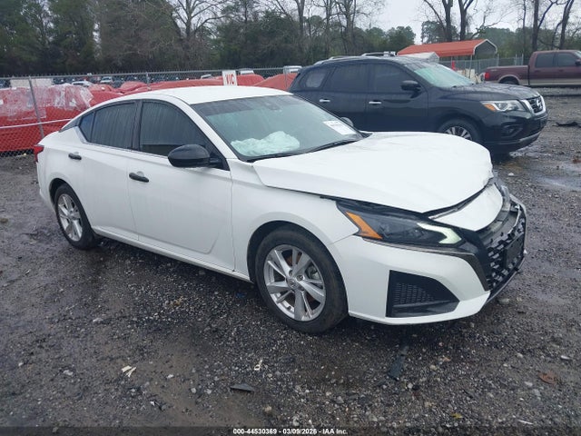 Salvage Nissan Altima Image