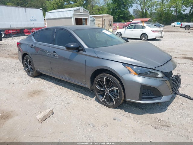 Salvage Nissan Altima Image