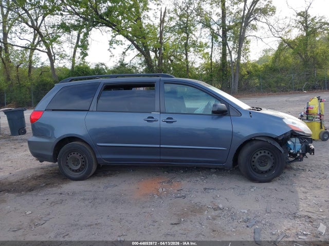 Toyota Sienna Le