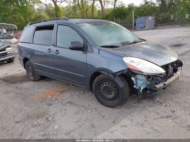 Salvage Toyota Sienna Image